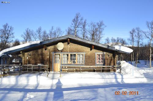 Fin stuga vid lift och spår