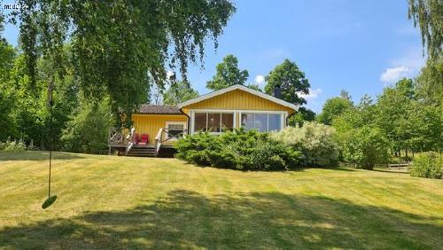 Sjönära med inhängnad tomt.