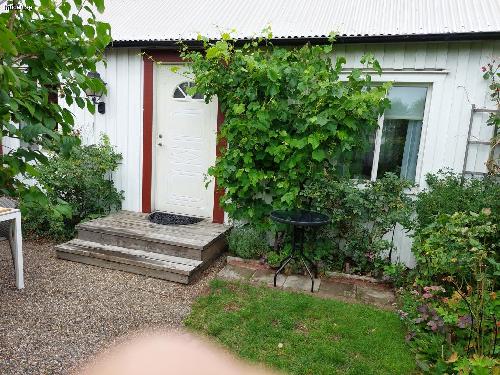 Gårdsstuga avs på ägares tomt.