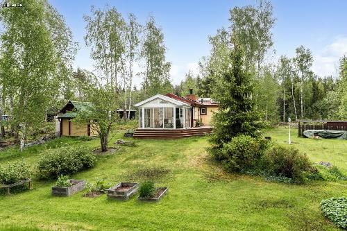 Fridfullt fritidshus vid havet