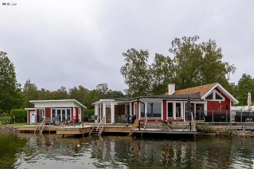 Sjötomt med privat bad/brygga