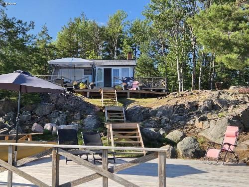 Sommaridyll vid Sjö på egen ö.